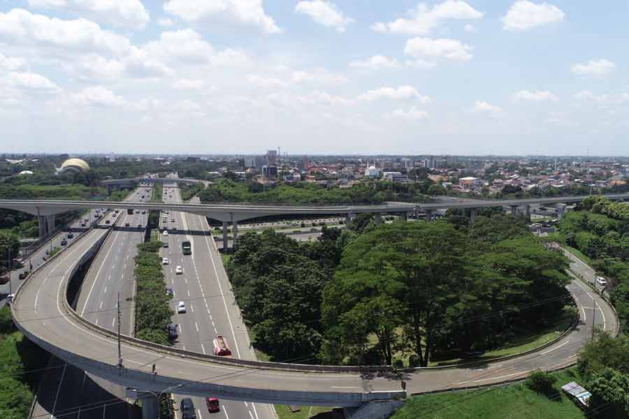 Selain pemeliharaan, penghijauan di jalan tol juga rutin dilakukan