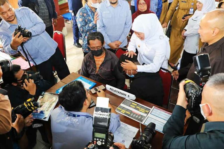 PPDB SMA dan SMK Jawa Timur Dilakukan Secara Daring, Posko Pelayanan Diperkuat Gubernur Khofifah saat meninjau langsung proses pelayanan PPDB Jatim yang ada di Kantor UPT Teknologi Informasi dan Komunikasi Pendidikan (TIKP) Dinas Pendidikan Provinsi Jatim