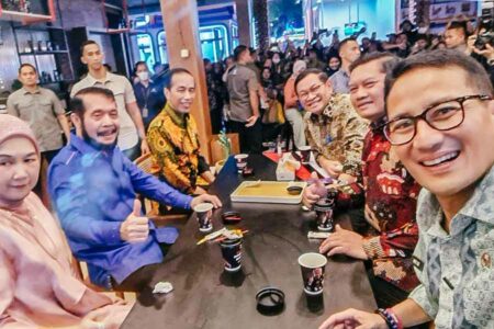 Ngopi bareng Presiden, Sandiaga Uno Sempat Ditanya tentang Tugas Baru di PPP Momen Sandiaga Uno bersama Presiden Joko Widodo dan sejumlah tokoh nasional saat ngopi bareng di salah satu gerai Jakarta Fair. Kesempatan ini kemudian diunggah Sandiaga di media sosialnya (foto: Facebook @SandiSUno)