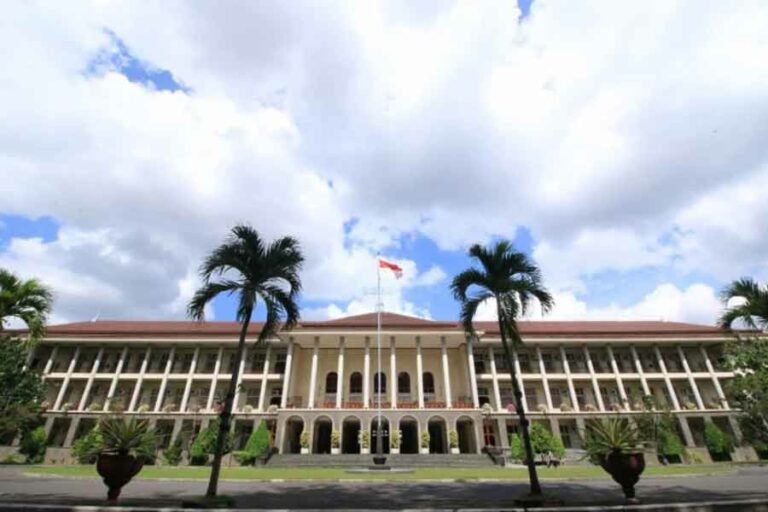 Total Pendaftar 59.412 Orang, UGM Terima 2.826 Calon Mahasiswa Baru Lewat SNBT Gedung pusat Universitas Gadjah Mada (foto: Dok Humas UGM)
