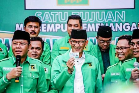 KPU Sebut 50 Persen Pemilih Generasi Milenial dan Z, Sandiaga: PPP yakin Dapat 40-50 Kursi di DPR RI Sandiaga Uno menunjukkan kartu tanda anggota (KTA) sambil mengenakan jaket PPP dari Plt Ketua Umum PPP, Muhamad Mardiono (foto: Facebook @SandiSUno)