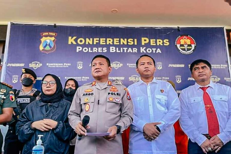 Polres Blitar Kota Ungkap Kasus TPPO, Pelaku Klaim Kerjasama dengan Agensi Singapura Kapolres Blitar Kota, AKBP Argowiyono saat konferensi pers kasus tindak pidana perdagangan orang (TPPO) dengan modus pengiriman pekerja migran secara ilegal ke luar negeri.