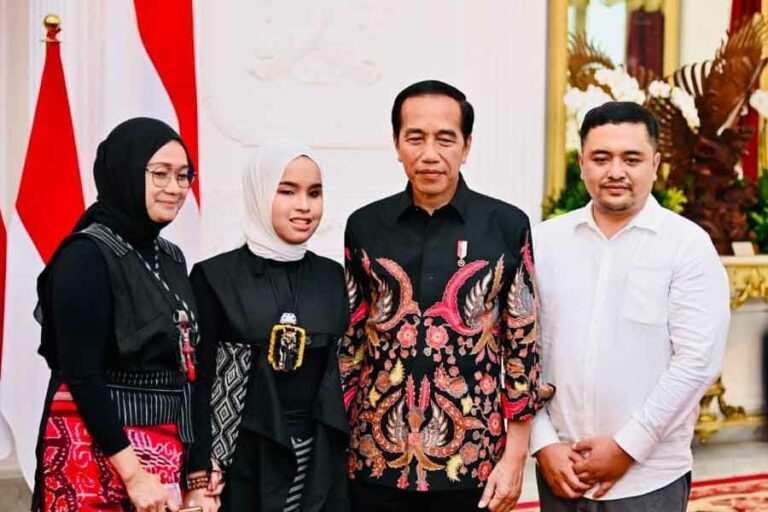 Presiden Jokowi Bertemu Putri Ariani, Peraih Golden Buzzer America’s Got Talent Presiden Jokowi berfoto bersama Putri Ariani. Dalam kunjungannya ke istana, Putri juga ditemani orang tuanya. (foto: facebook @Jokowi)