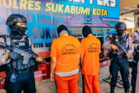 Ringkus Pelaku Asal Bandung, Polres Sukabumi Kota Berhasil Ungkap Kasus TPPO di Kamboja Dua pelaku TPPO asal Kota Bandung yang berperan menjadi calo kerja gadungan (foto: Dok Humas Polri)