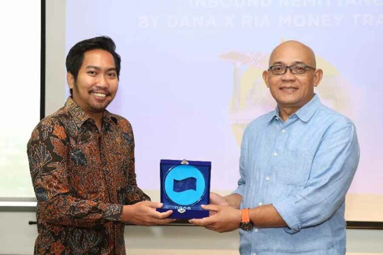 DANA dan RIA Money Transfer Fasilitasi Remitansi Masuk bagi Pekerja Migran Indonesia Chief of Product DANA Indonesia Rangga Wiseno dan Josef Pandu Untorojono, RIA Money Transfer Representative in Indonesia