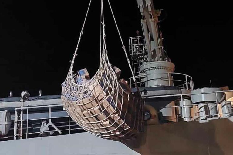 Lantamal XI Merauke Kirim Bantuan Kebakaran Wanam dengan KRI Youtefa-522 Lantamal XI Merauke melakukan pengiriman bantuan bahan makanan dan pakaian ke Wanam Distrik Ilwayab menggunakan KRI Youtefa-522.