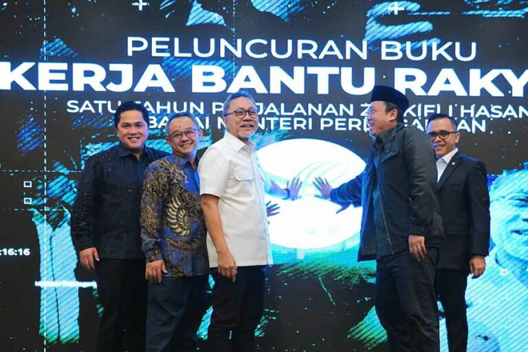 Peluncuran buku 'Kerja Bantu Rakyat: Satu Tahun Perjalanan Zulkifli Hasan Sebagai Menteri Perdagangan' di Kantor Kementerian Perdagangan (foto: Dok Kemendag)