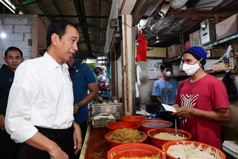 Blusukan di Pasar Menteng Pulo, Presiden Jokowi Tinjau Harga dan Ketersediaan Kebutuhan Pokok Presiden Jokowi berdialog dengan pedagang di Pasar Menteng Pulo, Jakarta