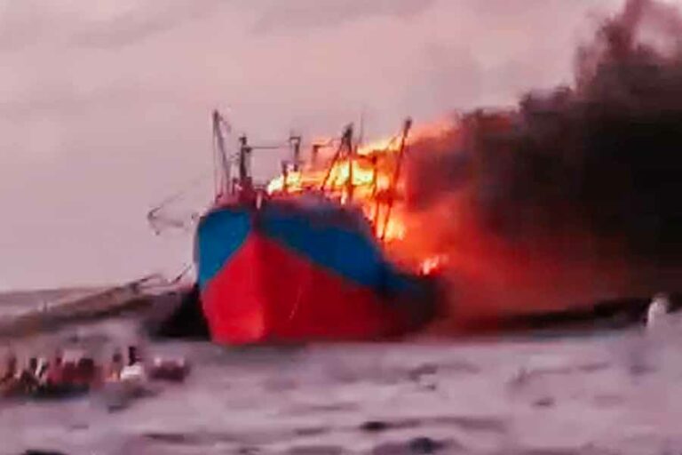 KM Maju Setia 22 Terbakar, Seluruh ABK Selamat dan Dievakuasi Bertahap Tangkapan layar video KM Maju Setia 22 yang terbakar