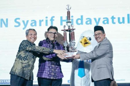 UIN Syarif Hidayatullah Raih Gelar Juara Umum OASE PTKI Ke-II Tahun 2023 Wamenag Zainut Tauhid Sa'adi saat menyerahkan piala juara umum OASE PTKI ke-II kepada Rektor UIN Syarif Hidayatullah Jakarta