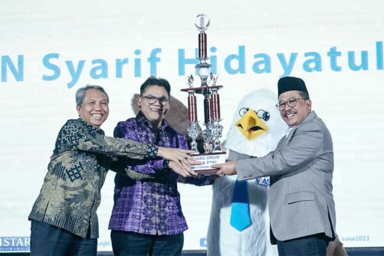 UIN Syarif Hidayatullah Raih Gelar Juara Umum OASE PTKI Ke-II Tahun 2023 Wamenag Zainut Tauhid Sa'adi saat menyerahkan piala juara umum OASE PTKI ke-II kepada Rektor UIN Syarif Hidayatullah Jakarta