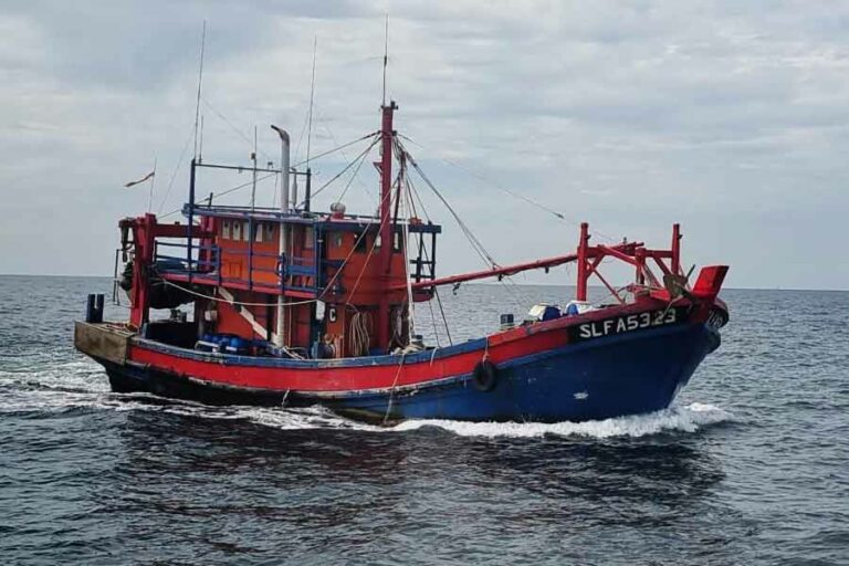 KKP Gagalkan Aksi Kapal Illegal Fishing Berbendera Malaysia di Selat Malaka Kapal illegal fishing berbendera Malaysia dengan nama KM SLFA 5323, ditemukan sedang melakukan pencurian ikan di perairan Selat Malaka dengan posisi 03º04,507’ LU- 100º48,780’ BT.