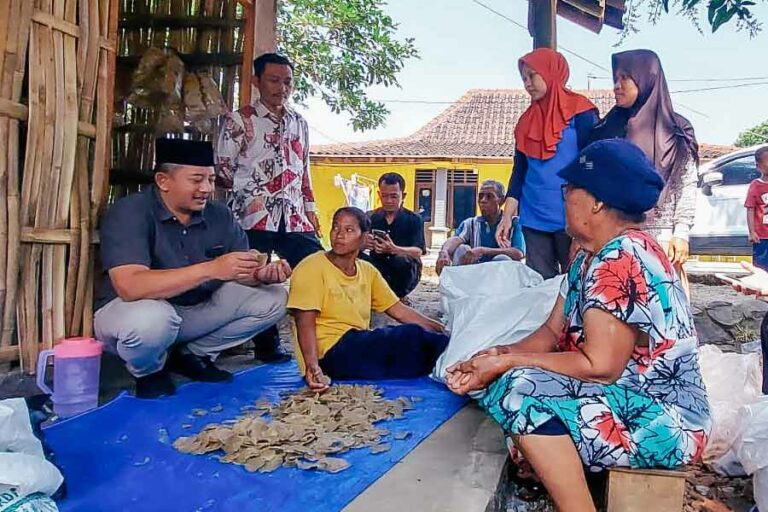 Kelompok Wanita Tani di Karanganyar ini Sukses Membuat Kerupuk Bawang yang Laris di Pasaran Wakil Bupati Karanganyar Rober Christanto saat mengunjungi kegiatan produksi KWT Mandiri Dusun Seduwet, Karangrejo.