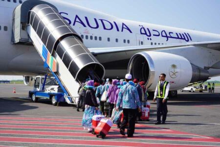 Masuki Hari ke-13, Keterlambatan Penerbangan Haji Menuju Arab Saudi masih Terjadi Maskapai penerbangan yang digunakan jemaah calon haji diminta lebih serius memperhatikan kenyamanan. Di antaranya dengan menunjukkan sikap kooperatif dan informatif.