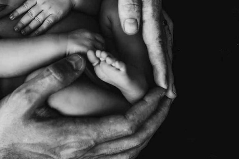 Diduga Membunuh Bayinya Sendiri, Mahasiswi di Kota Makassar ini Ditangkap Aparat Polres Gowa Ilustrasi bayi yang tidak dikehendaki (foto: Isaac Quesada, unsplash)