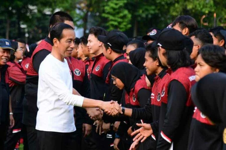 Bangga Bertemu Atlet SEA Games 2023, Presiden Berikan Bonus Senilai Rp289 Miliar Presiden Jokowi saat menjabat tangan para atlet Indonesia yang selesai berlaga di ajang SEA Games ke-32 di Kamboja pada 5-17 Mei 2023 lalu (foto: Facebook @Jokowi)