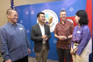 Miliki Ekosistem Kuat, ALUMNAS Diharap dapat Berkontribusi Majukan Jawa Timur Emil Dardak saat beramah tamah dengan anggota Alumnus Amerika Serikat (ALUMNAS) Chapter Jatim
