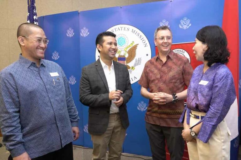 Miliki Ekosistem Kuat, ALUMNAS Diharap dapat Berkontribusi Majukan Jawa Timur Emil Dardak saat beramah tamah dengan anggota Alumnus Amerika Serikat (ALUMNAS) Chapter Jatim