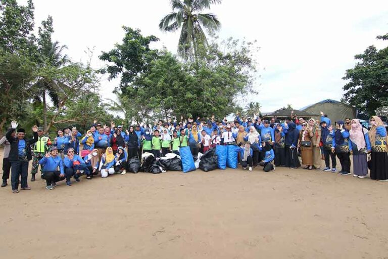 PT Pertamina Hulu Kalimantan Timur Tanam 5000 Bibit Mangrove dan Bersih-Bersih Pantai Corong