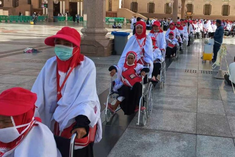 Pemberangkatan Gelombang Pertama Berakhir, Jumlah Jemaah di Madinah 89.681 Orang Jemaah haji dari Indonesia saat akan memasuki Raudhah (foto: dok kemenag)