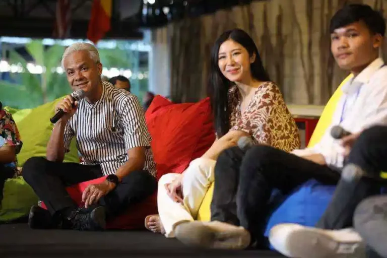 Ganjar saat berdialog dengan anak-anak Gen Z di Kebun Vintage Cars Bali.