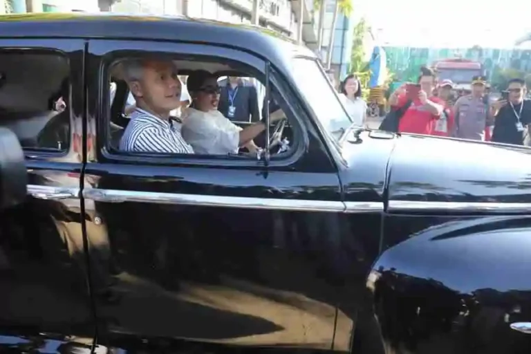 Ganjar mengendarai sedan Plymouth Four Door produksi Amerika Serikat tahun 1948, mobil klasik milik Fatmawati, istri dari Presiden Pertama Republik Indonesia, Soekarno
