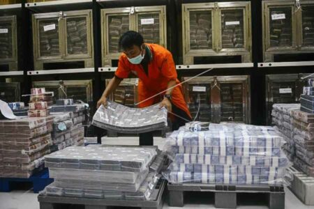 Tumbuh Stabil, Likuiditas Perekonomian Capai Rp8.372,6 Triliun pada Juni 2023 Petugas sedang menata uang rupiah sebelum diedarkan (foto: infopublik)