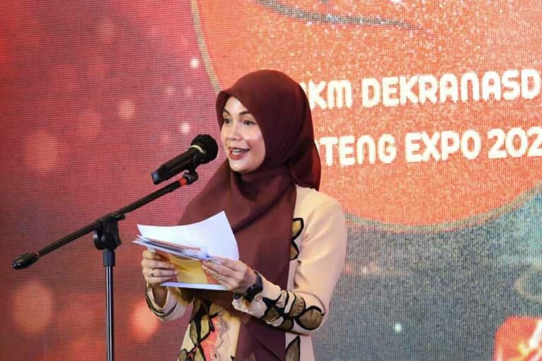 Tingkatkan Pemasaran Produk, Dekranasda Jawa Tengah Gelar Expo UKM di Banjarmasin Ketua Dekranasda Jawa Tengah, Siti Atikoh Ganjar Pranowo