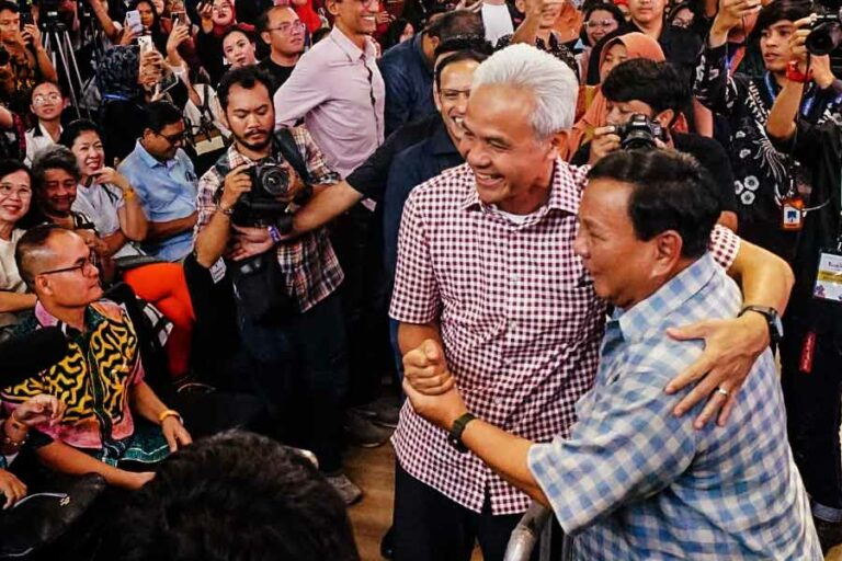 Momen saat Ganjar Pranowo dan Prabowo Subianto bertemu dalam acara Belajaraya di Pos Bloc Jakarta