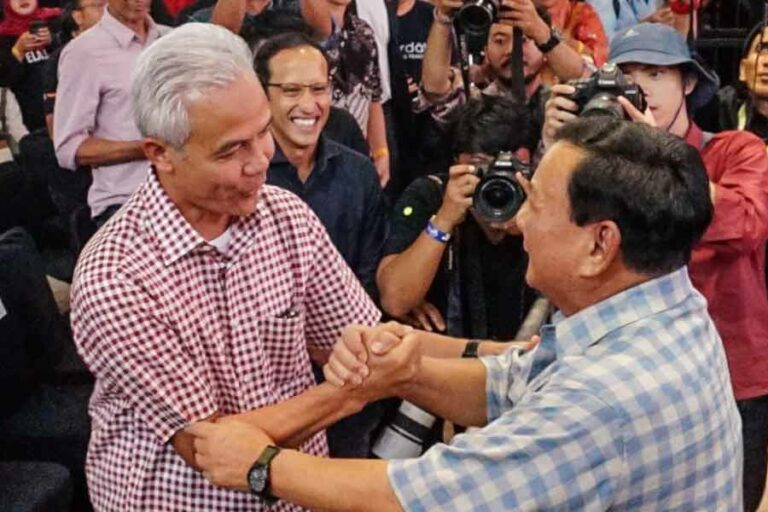 Momen saat Ganjar Pranowo dan Prabowo Subianto bertemu dalam acara Belajaraya di Pos Bloc Jakarta