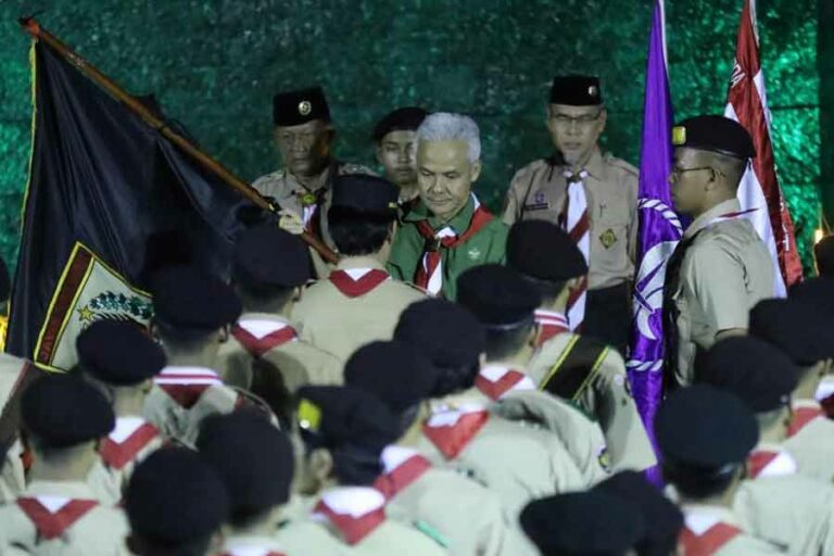 Ganjar Ajak Anggota Pramuka Jateng Sebarkan Pesan Damai di Jambore Dunia ke-25 Korea Selatan Gubernur Ganjar saat melepas 218 anggota Pramuka Jawa Tengah yang akan mengikuti Jambore Dunia ke-25 di Sae Man-Geum, Korea Selatan