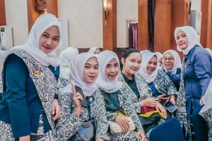 Ikatan Bidan Indonesia Kota Banjarbaru Rayakan HUT ke-72 dengan Semangat Transformasi Kesehatan Sejumlah bidan Kota Banjarbaru hadir dalam acara HUT ke-72 Ikatan Bidan Indonesia