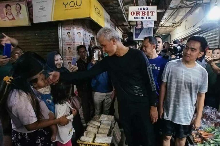 Jadi Jurkam Capres PDIP, Gibran Temani Ganjar Blusukan di Bogor Gibran Rakabuming Raka m3enemani Ganjar Pranowo blusukan di sejumlah tempat di Bogor