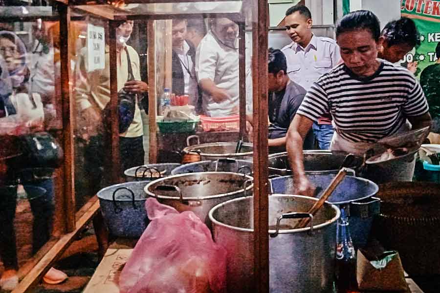 Pengunjung antre menunggu layanan Warung Makan Gudeg Permata Bu Narti (foto: Rizki Liasari, pilar.id)