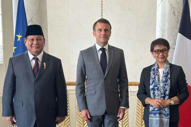 Prabowo Bahas Kemitraan Strategis dengan Presiden Prancis di Istana Élysée Prabowo bersama Presiden Emmanuel Macron dan Retno LP Marsudi