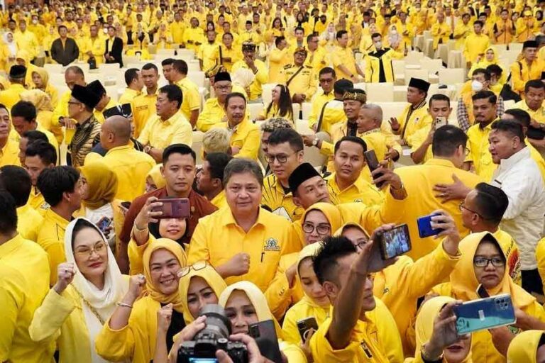 Tanggapi Bahlil Lahadalia, Yasril: Orang yang Ingin Munaslub justru Merusak Golkar! Ketua Umum DPP Partai Golkar Airlangga Hartarto di tengah masa pendukung (foto: facebook @golkar.indonesia)