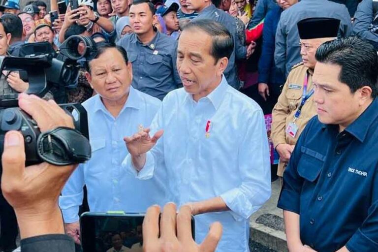 Lakukan Kunjungan bareng Prabowo dan Erick Thohir, Presiden Sebut Ekspor PT Pindad Meningkat Tajam Presiden Jokowi saat memberikan keterangan pers di depan awak media, didampingin Menhan Prabowo Subianto, dan Menteri BUMN Erick Thohor (foto: Dok BPMI Setpres)