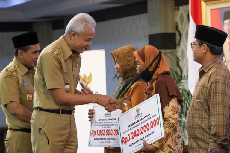 Gubernur Ganjar Pranowo Salurkan Bantuan Modal Usaha dan Fasilitas Sosial untuk Masyarakat Miskin Gubernur Ganjar dan Wagub Taj Yasin Maimoen menyerahkan bantuan di Gedung Gradhika Bhakti Praja.
