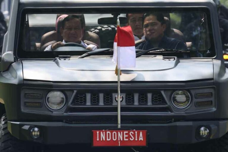 Industri Pertahanan Meningkat, TKDN PT Pindad sudah di Atas 50 Persen Menhan Prabowo Subianto menyupiri kendaraan taktis Maung 4x4 bersama Presiden Jokowi, Ibu Negara Iriana Jokowi, dan Menteri BUMN Erick Thohir
