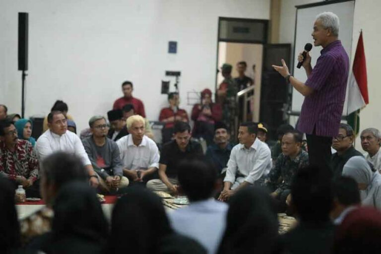 Ganjar Berdialog dengan Warga Desa Mertasari di Acara Ngopi Bareng Gubernur Gubernur Ganjar Pranowo di Desa Mertasari, Kecamatan Purwanegara, Kabupaten Banjarnegara