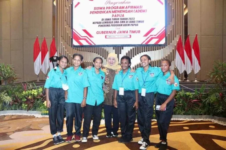 Gubernur Khofifah saat menghadiri kegiatan Serah Terima Siswa Program Afirmasi Pendidikan Menengah (ADEM) Papua di Jawa Timur