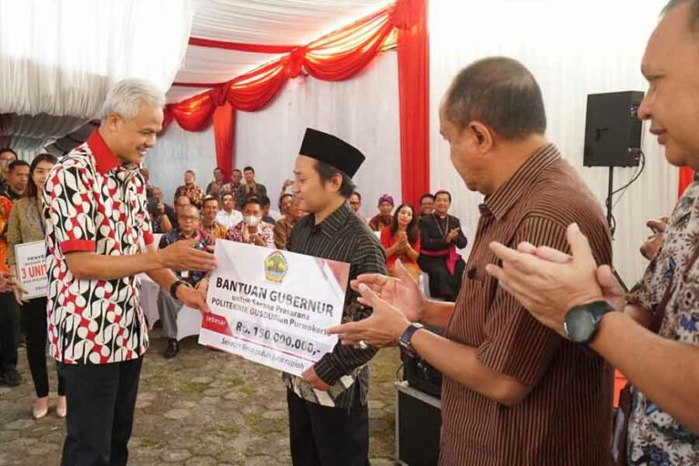 Ganjar Serahkan Bantuan Senilai Rp150 juta pada Yayasan Politeknik Gusdurian Gubernur Ganjar Pranowo memberikan bantuan sarana dan prasarana pendidikan senilai Rp150 juta kepada Yayasan Politeknik Gusdurian Banyumas
