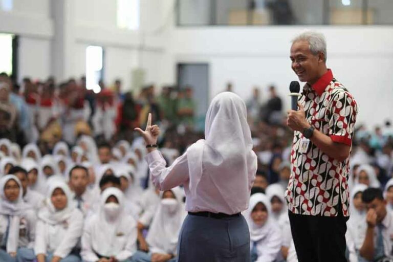 Resmikan Dua Resmikan SMKN, Ganjar Buka Akses Pendidikan di Daerah Terpencil Gubernur Ganjar Pranowo berdialog dengan salah satu siswi