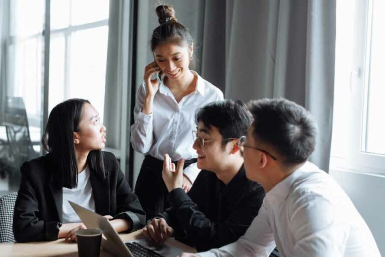 Bisnis Startup yang Terbuka Lebar di Semester II tahun 2023, Simak yuk! Ilustrasi anak muda yang akan memulai bisnis bersama (foto: Thirdman, pexels)