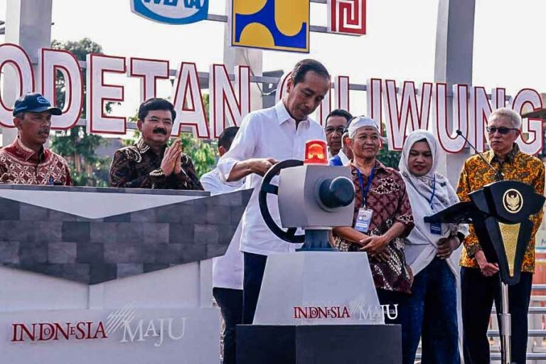 Sodetan Kali Ciliwung ke KBT Selesai, Presiden: Bisa Cegah Banjir di Enam Kelurahan di Jakarta Presiden Jokowi saat meresmikan Sodetan Kali Ciliwung ke Kanal Banjir Timur (KBT) di Inlet Sodetan Kali Ciliwung ke KBT, Jakarta