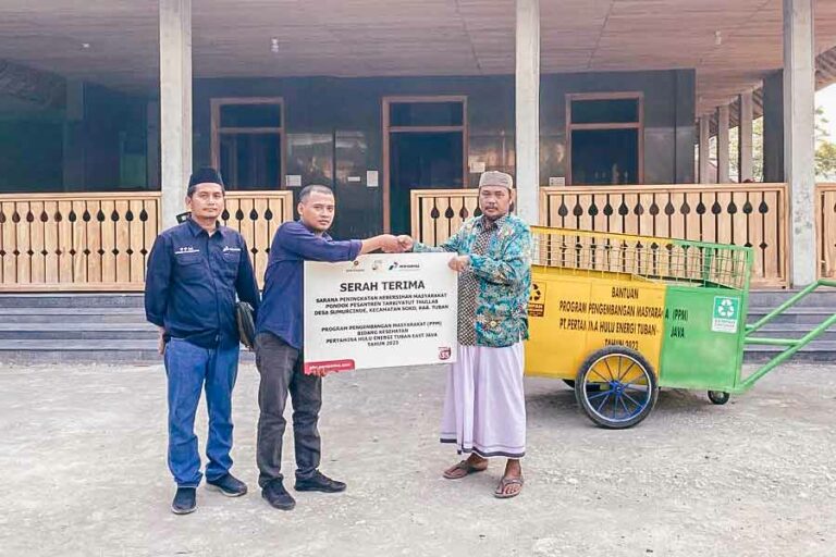 PHE Randugunting Serahkan Bantuan Infrastruktur Fasilitas Umum untuk Warga Desa Krikilan Rembang Penyerahan bantuan infrastruktur fasilitas umum dari PT Pertamina Hulu Energi Randugunting (PHE Randugunting) untuk warga Desa Krikilan, Kecamatan Sumber, Kabupaten Rembang