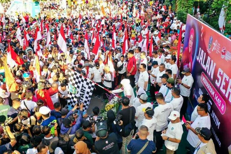 48 Ribu Warga Jatim Antusias Ikuti Jalan Sehat 1 Muharram bareng Gubernur Khofifah