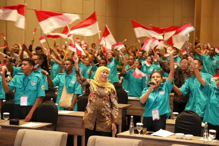 Gubernur Khofifah saat menghadiri kegiatan Serah Terima Siswa Program Afirmasi Pendidikan Menengah (ADEM) Papua di Jawa Timur