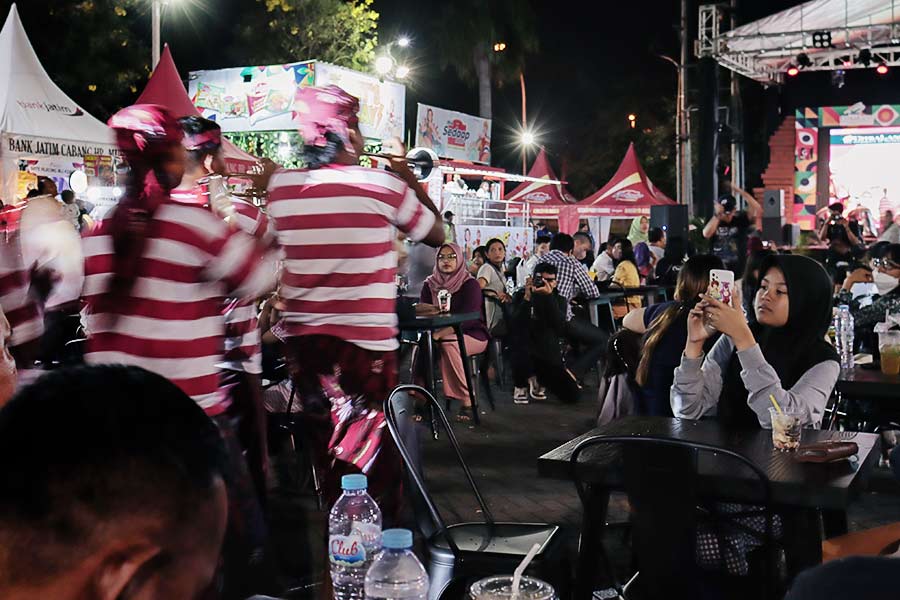 Barisan personil Lanceng Senopati Pamekasan Madura tiba-tiba berjalan dari belakang penonton di CitraLand Superfest 2023 (foto: Tiara Aydin Sava)