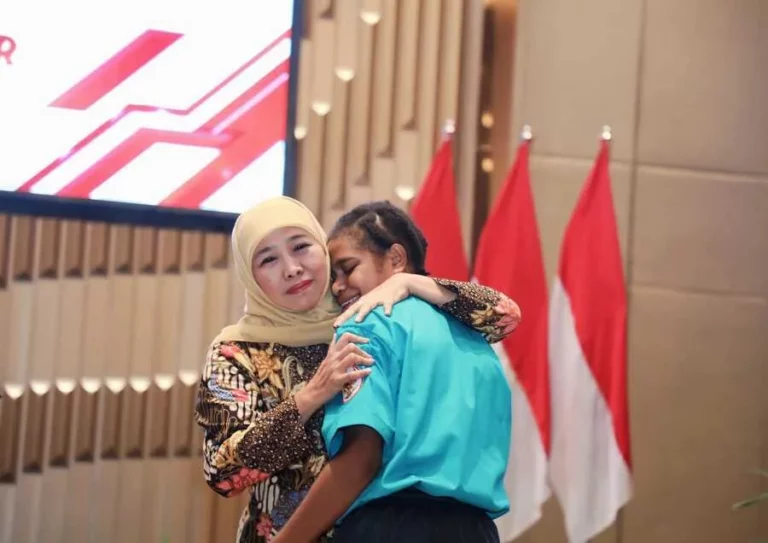 Gubernur Khofifah saat menghadiri kegiatan Serah Terima Siswa Program Afirmasi Pendidikan Menengah (ADEM) Papua di Jawa Timur
